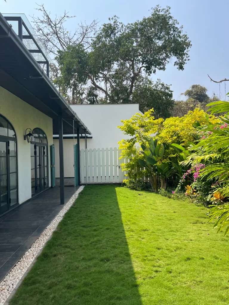 Pool court and tropical planting in Pilerne.