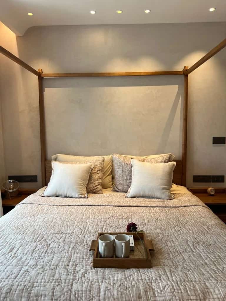 Bedroom with garden light in Pilerne.