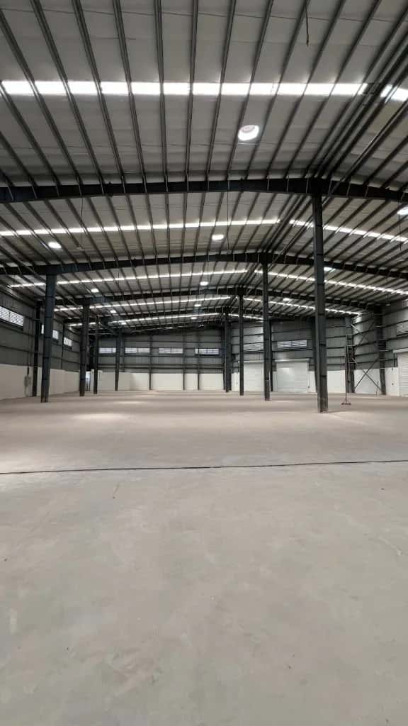 Warehouse interior in Verna with high bays and a laser-finished floor.